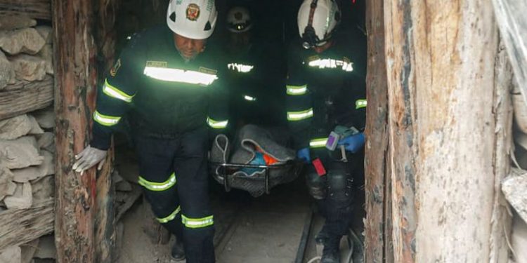 Recuperan cuerpos de 27 mineros tras incendio en yacimiento de oro en Perú