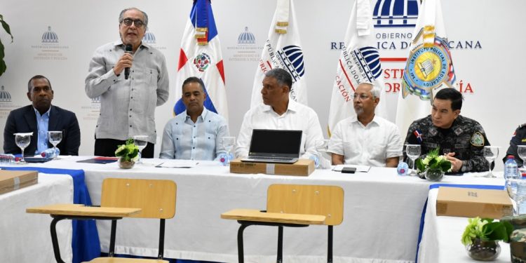Interior y Policía recibe equipos del Minerd para escuela de entrenamiento policial
