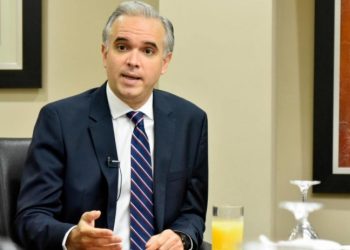 Ministro de Trabajo anuncia aumento de 30 % al salario mínimo de turismo