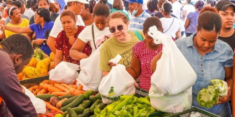 Miles de personas asistieron a la primera feria Inespre con las madres
