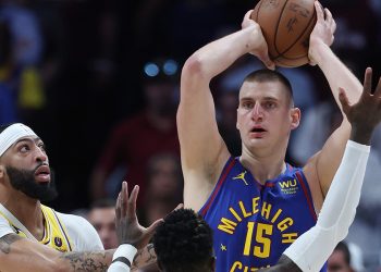 Nikola Jokic y Nuggets dan el primer golpe a los Lakers