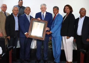 CDP reconoce al senador Eduardo Estrella