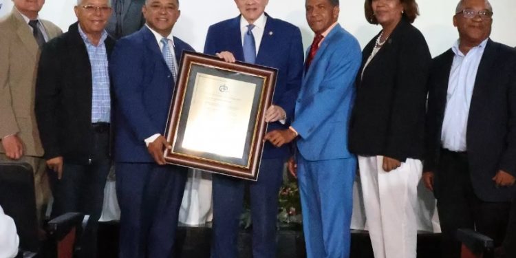 CDP reconoce al senador Eduardo Estrella