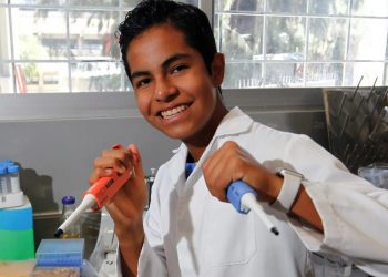 Con 12 años, niño concluyó una maestría en biología molecular en México