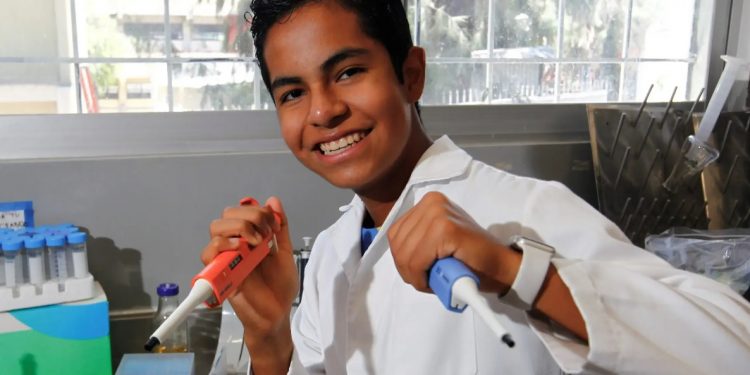 Con 12 años, niño concluyó una maestría en biología molecular en México