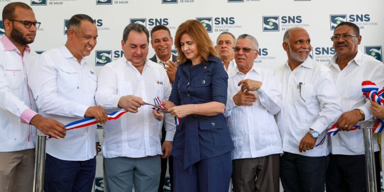 Gobierno entrega Centro de Primer Nivel remozado y equipado en Mendoza, Santo Domingo Este