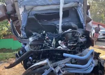 Dos personas muertas deja choque entre uun camión y una patana