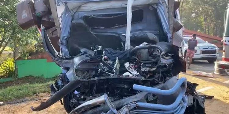 Dos personas muertas deja choque entre uun camión y una patana