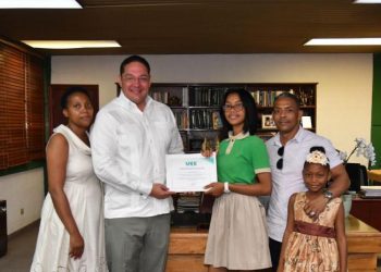 Otorgan beca a Ashly, la joven que ayudó a estudiante con mano cercenada