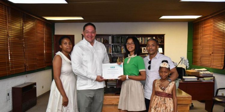 Otorgan beca a Ashly, la joven que ayudó a estudiante con mano cercenada