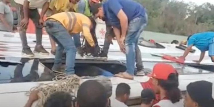 Transporte Espinal se solidariza con familiares de víctimas de accidente en autopista Duarte