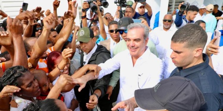 Así se reparte el salario del presidente Luis Abinader