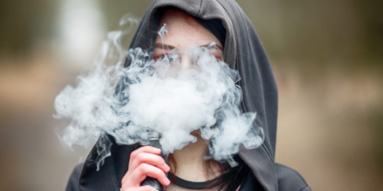 Proyecto de ley evitará uso de vapes en escuelas
