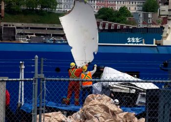 Hallan posibles restos humanos entre los escombros del submarino Titán trasladados este miércoles a Canadá