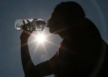 Salud Pública exhorta a la población tomar suficientes líquidos para combatir la ola de calor