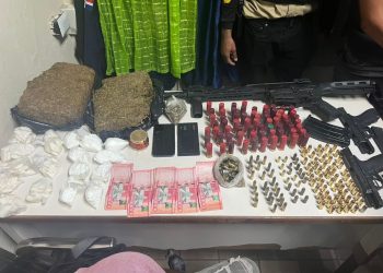 Autoridades allanan vivienda en San Cristóbal y ocupan armas de fuego y drogas