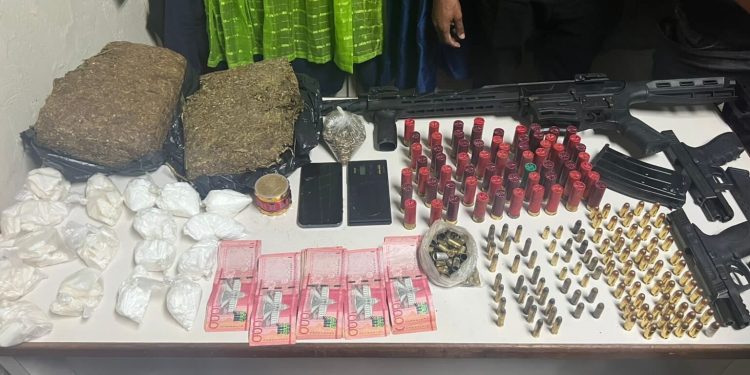 Autoridades allanan vivienda en San Cristóbal y ocupan armas de fuego y drogas