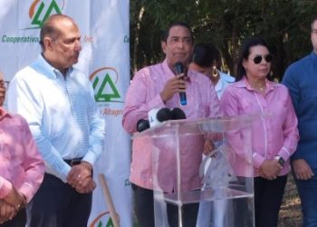 Cooperativa la Altagracia da Primer Picazo Construcción Anfiteatro Parque Central