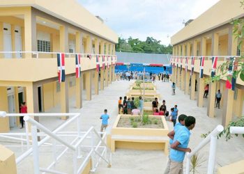 Ministro Educación admite se necesita vigilancia en escuelas