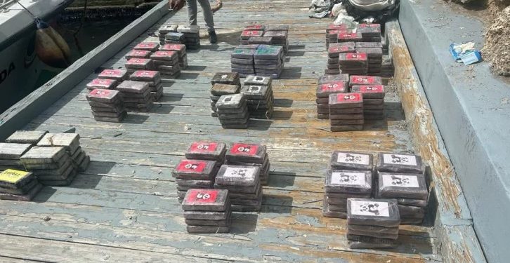 Desembarcan, huyen y abandonan 281 paquetes de cocaína