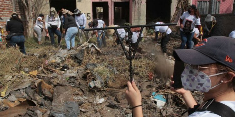 Madres de desaparecidos hallan cadáveres en fosas clandestinas en México