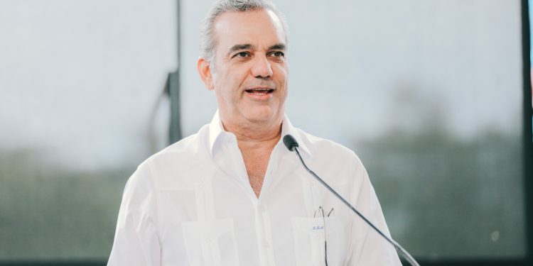 Abinader retoma agenda de trabajo; visita por cuarta vez la Policía Nacional