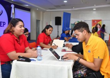Ferias de empleos se convierten en nueva esperanza de los jóvenes