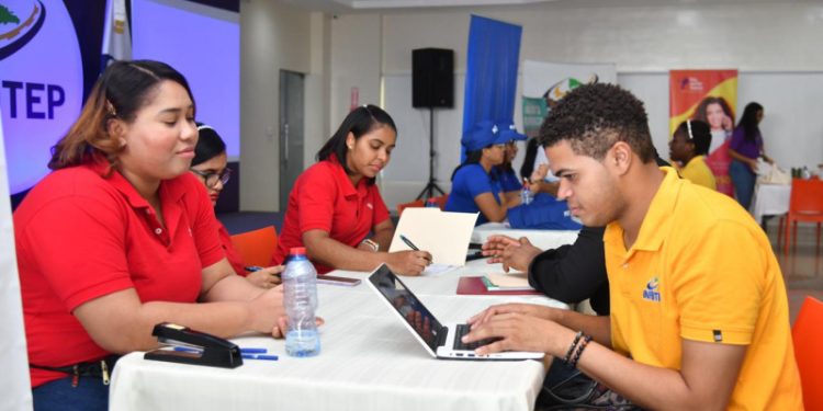 Ferias de empleos se convierten en nueva esperanza de los jóvenes