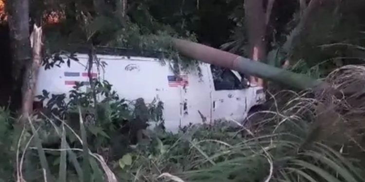 Al menos cinco heridos tras accidente de tránsito de un minibús en Santiago Rodríguez