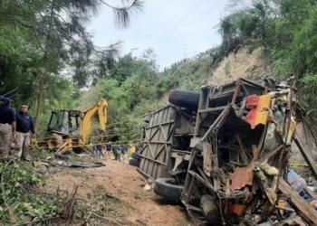Al menos 27 muertos al volcar un autobús en Oaxaca, México
