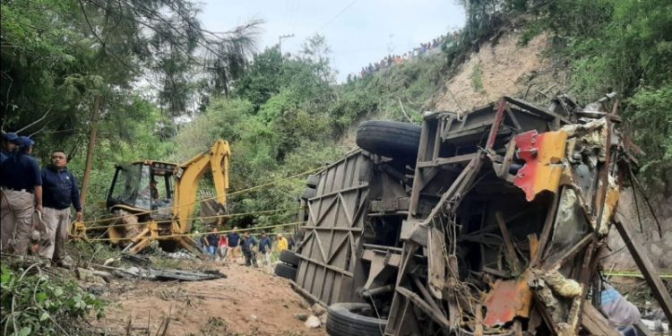 Al menos 27 muertos al volcar un autobús en Oaxaca, México