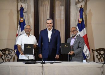 Gobierno y ADP firman acuerdo sobre salarios, pensiones y jubilaciones para maestros