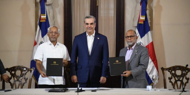 Gobierno y ADP firman acuerdo sobre salarios, pensiones y jubilaciones para maestros