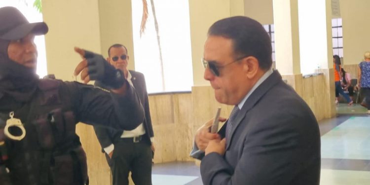 Alexis Medina dice que tiene enfermedad en los ojos y aplazan juicio
