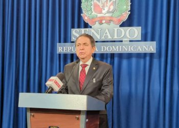 Senador de Peravia niega su salida del PRM y califica rumores de "campaña sucia"