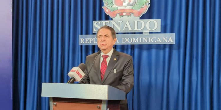 Senador de Peravia niega su salida del PRM y califica rumores de "campaña sucia"