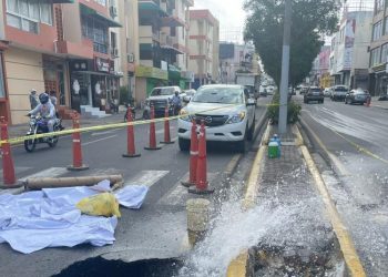Explosión de tubería provoca hundimiento en avenida Las Carreras, en Santiago