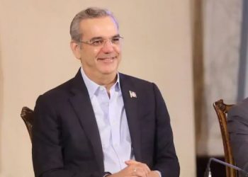 Abinader firma primer decreto de manera digital