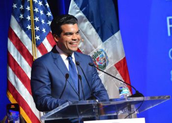 Wellington Arnaud dicta conferencia en el Miami Dade College