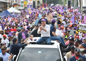 Abel Martinez marcha junto a peledeista en la Capital