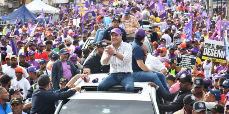 Abel Martinez marcha junto a peledeista en la Capital