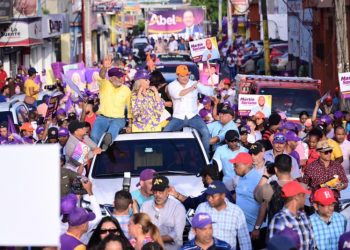 Abel Martínez recorre Bonao en compañía de aspirantes del PLD