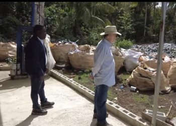 Miguel Ceara Hatton recorre distintos vertederos en Samaná