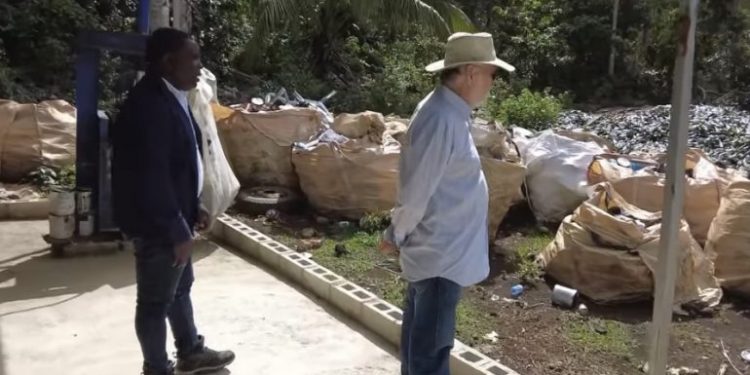 Miguel Ceara Hatton recorre distintos vertederos en Samaná