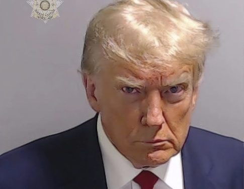 Trump se entrega en cárcel Georgia para ser fichado