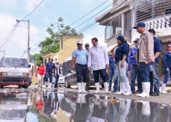 Salud Pública realiza operativo en Manoguayabo tras inundaciones por tormenta Franklin