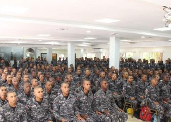 El uniforme de la Policía Nacional será azul y su lema "Para proteger y servir"