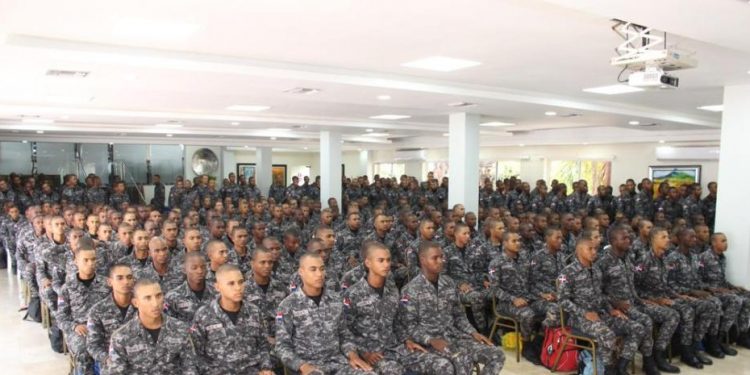 El uniforme de la Policía Nacional será azul y su lema "Para proteger y servir"