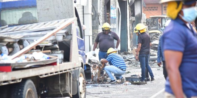 Oficiales del Ejército levantan evidencias del origen explosión