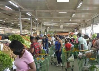 Supermercados aumentan ventas por tormenta tropical Franklin, clientes abarrotan establecimientos